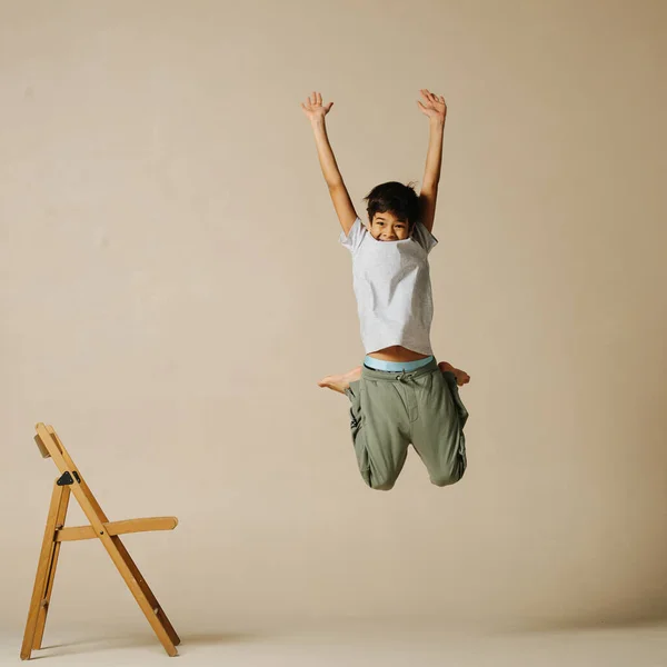 Ragazzo Indiano Incerto Che Salta Piega Ginocchia Lancia Mani Aria — Foto Stock