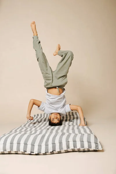 Niño Indio Diez Años Edad Pie Sobre Cabeza Colchón Rayas — Foto de Stock