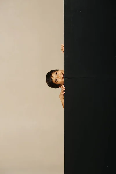 Запечатленный Индийский Мальчик Высовывает Руку Черного Фона Бежевом Фоне Ищем — стоковое фото