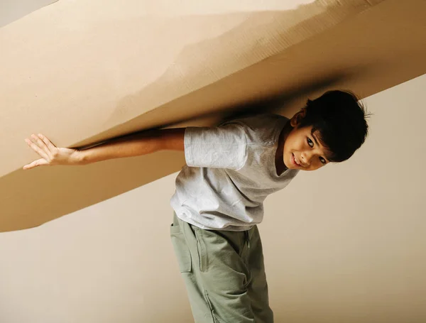 Niño Indio Diez Años Sosteniendo Una Caja Cartón Espalda Doble — Foto de Stock