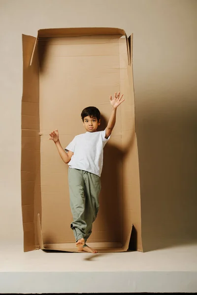 Niño Lúdico Indio Saliendo Una Caja Cartón Dos Veces Más — Foto de Stock