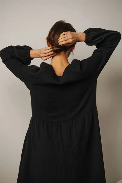 Dos Une Femme Robe Noire Mettant Ses Cheveux Dans Nœud — Photo