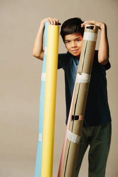 Портрет Хлопчика Індіана Який Спирається Довгі Кольорові Стрічки Зафіксований Стрічкою — стокове фото