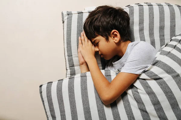 Primo Piano Ragazzo Indiano Che Dorme Materasso Righe Sotto Una — Foto Stock