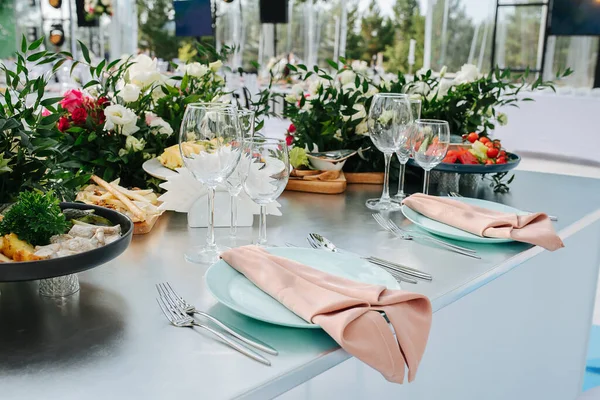 装饰华丽的玫瑰宴会桌外 餐巾纸 空杯子和开胃菜盘 — 图库照片