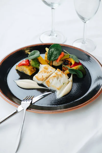 Bellamente chapado rodajas de filete de pescado ligeramente frito con mitades de maíz —  Fotos de Stock