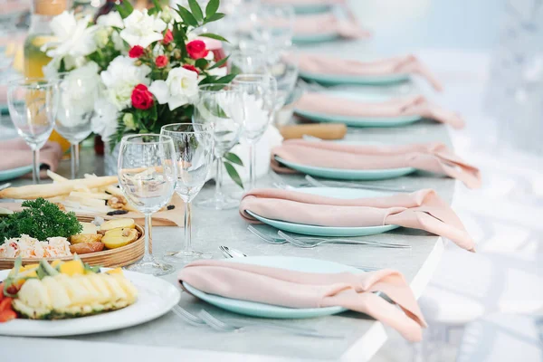 Table Banquet Incurvée Avec Assiettes Serviettes Roses Extérieur Angle Bas Images De Stock Libres De Droits