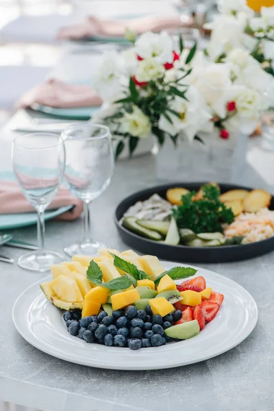 Cerrar Imagen Plato Con Frutas Bayas Rodajas Una Mesa Banquete Fotos De Stock Sin Royalties Gratis