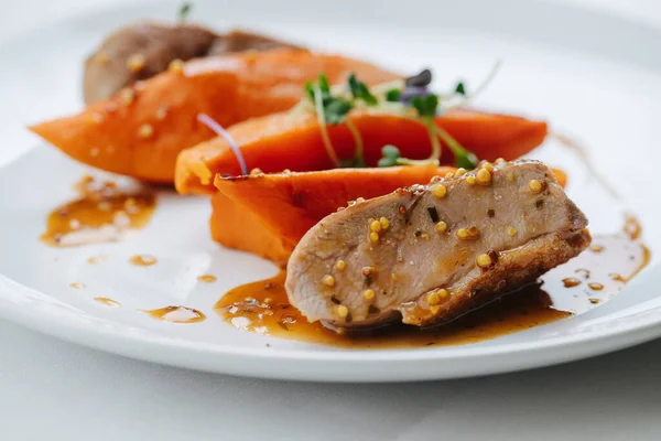 Image rapprochée de poitrine de poulet plaquée avec carotte et sauce — Photo