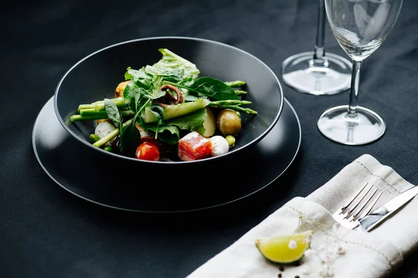 Вкусная зелень, овощи и мясо красиво покрыты в одном блюде — стоковое фото