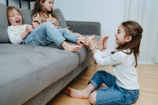 Vue Latérale Une Fille Menant Une Compétition Chatouillante Entre Frères — Photo