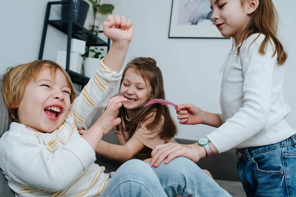 Une Équipe Filles Liguant Pour Chatouiller Garçon Une Avec Les — Photo