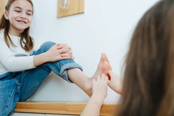 Fiducioso Tra Ragazza Seduta Uno Scaffale Corridoio Dando Piede Essere — Foto Stock