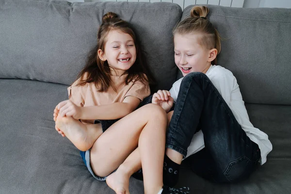 Двое Детей Хорошо Проводят Время Пытаясь Щекотать Друг Другу Ноги — стоковое фото