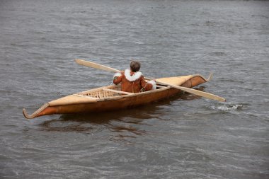bir erkekle yalnız tekne.