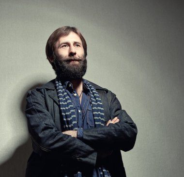 adam büyük bir sakal ve bıyık