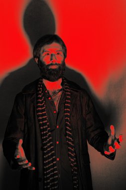 adam büyük bir sakal ve bıyık