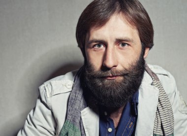 adam büyük bir sakal ve bıyık