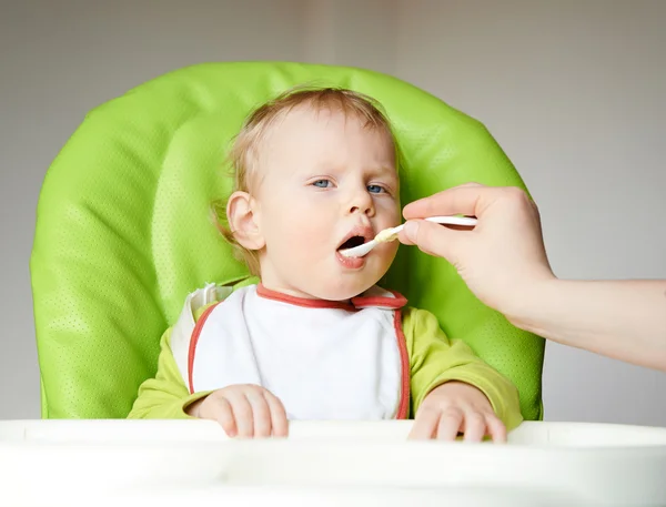 Маленький хлопчик їсть Стокове Фото