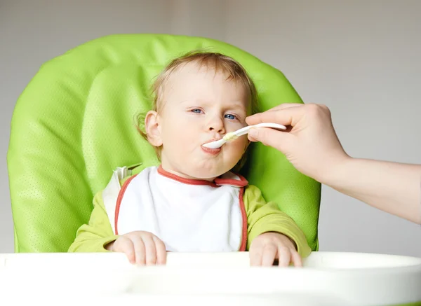 Маленький хлопчик їсть Стокова Картинка