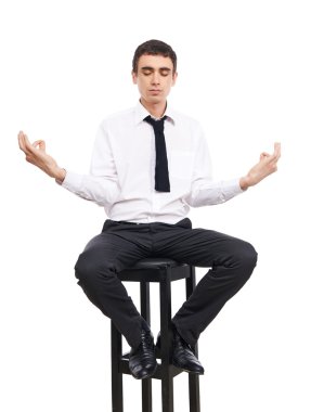 Beyaz arka plandaki genç adam.