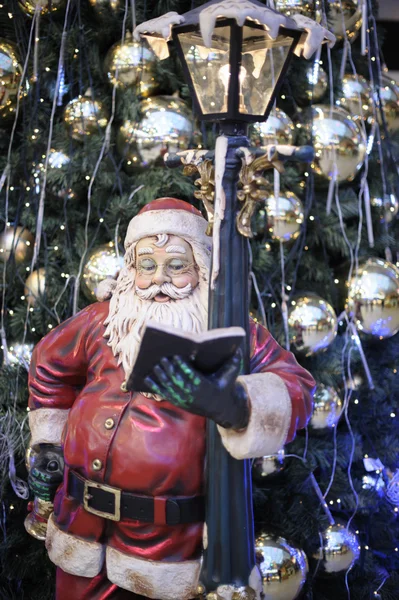 Papai Noel e uma árvore de Natal decorada — Fotografia de Stock