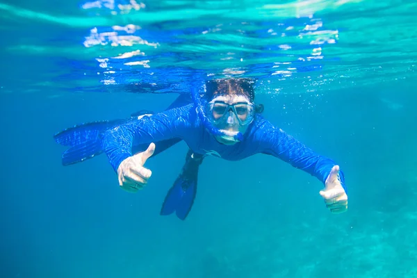 Mädchen schwimmt unter Wasser — Stockfoto