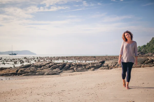 Mädchen läuft am Strand entlang — Stockfoto