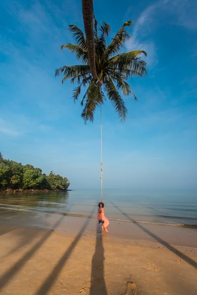 Menina encantadora em um balanço na praia — Fotografia de Stock