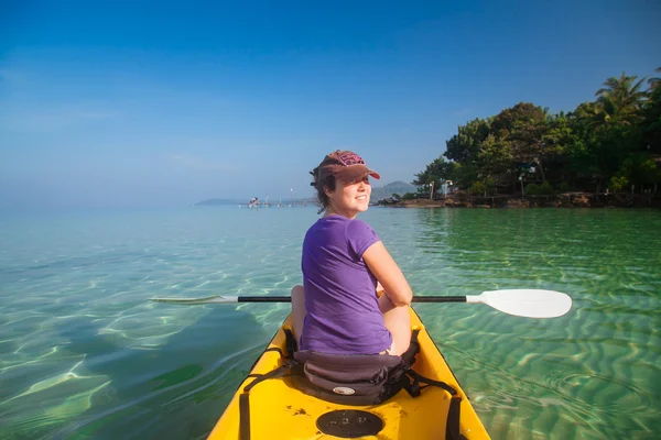 Bella ragazza su un kayak — Foto Stock