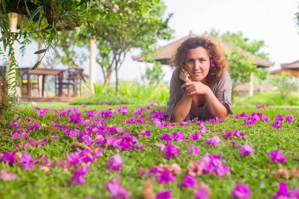 Menina bonita em flores — Fotografia de Stock