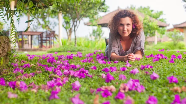 Menina bonita em flores — Fotografia de Stock