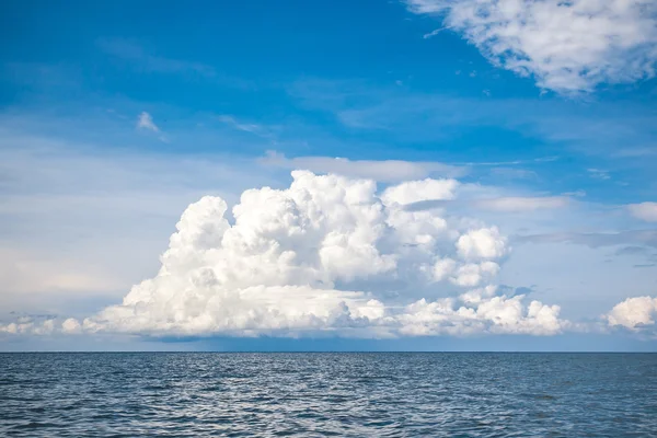 Krásné mraky nad oceánem — Stock fotografie