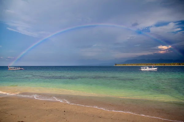 Regenbogen über dem Ozean. — Stockfoto