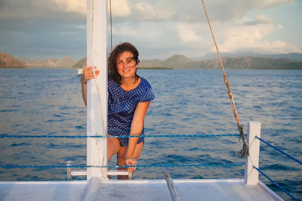 Menina bonita no convés pela manhã . — Fotografia de Stock