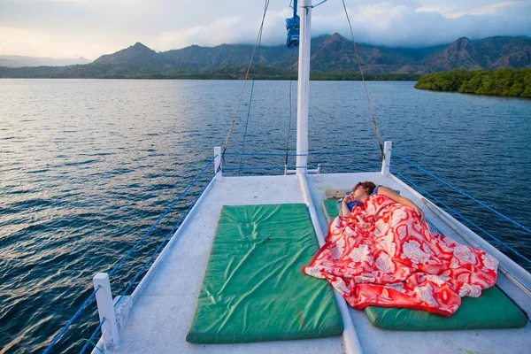 Linda chica durmiendo en la cubierta de un yate . — Foto de Stock