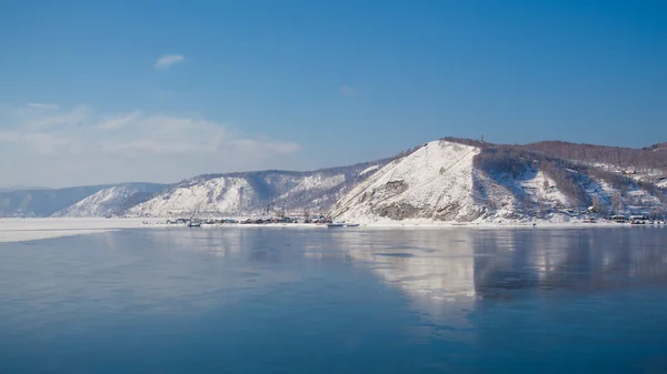 Góry w refleksji nad brzegiem jeziora Bajkał. — Zdjęcie stockowe