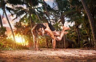 gün batımında Yoga amut poz