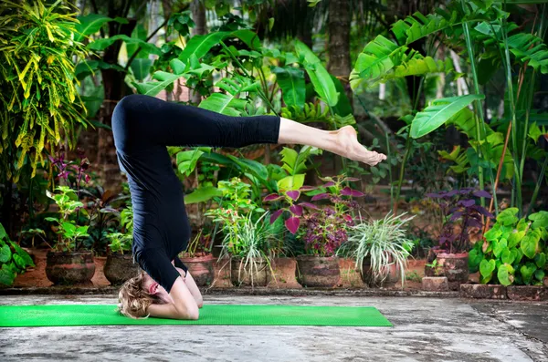 Yoga i trädgården — Stockfoto