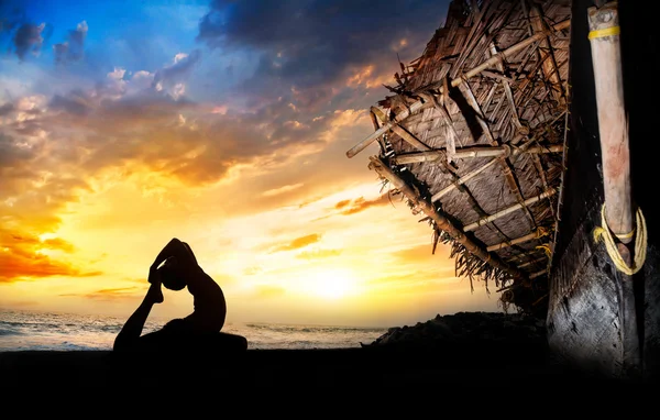 Silueta de yoga en la playa — Foto de Stock