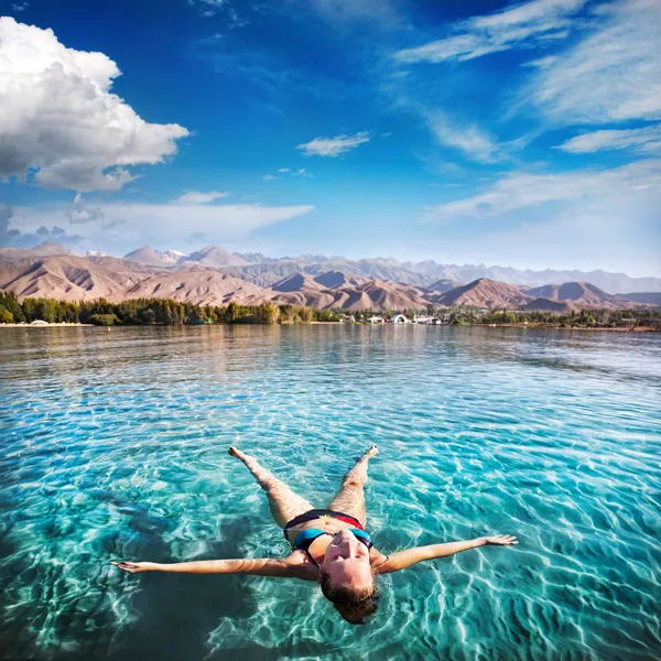 Femme heureuse dans le lac — Photo