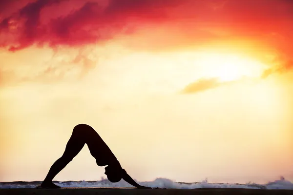 Yoga güneşi selamlama — Stok fotoğraf