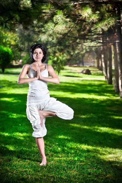 Yoga boom pose in park — Stockfoto