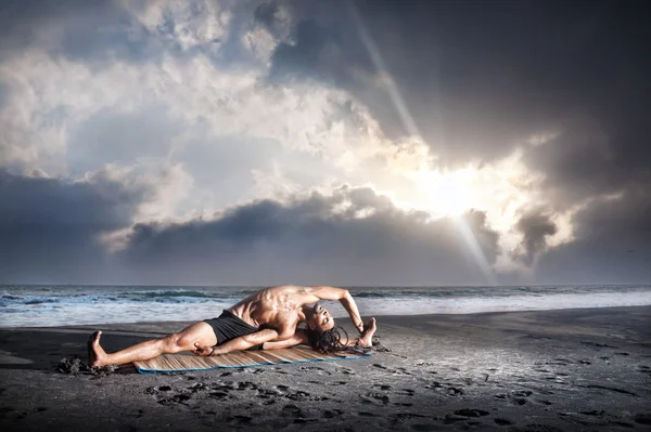 Yoga on the beach — Stock Photo, Image