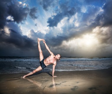 Sahilde yoga.