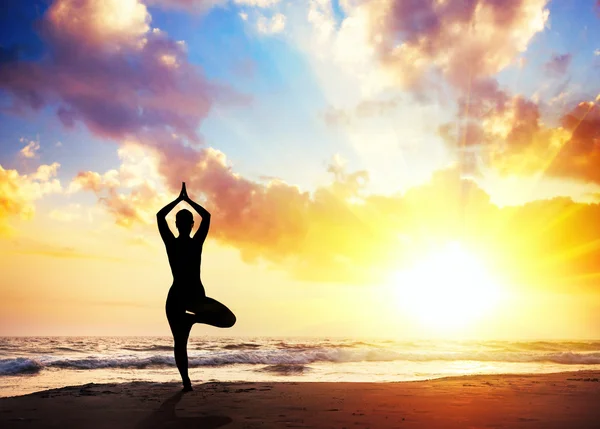 Yoga-Silhouette am Strand — Stockfoto