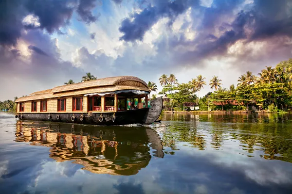 Woonboot in backwaters — Stockfoto