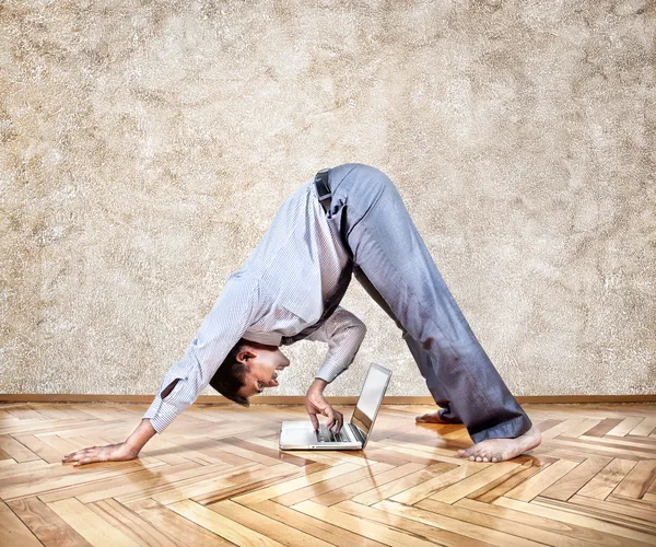 Divertido yoga de negocios — Foto de Stock
