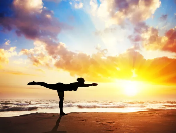 Silhouet van de yoga op het strand — Stockfoto