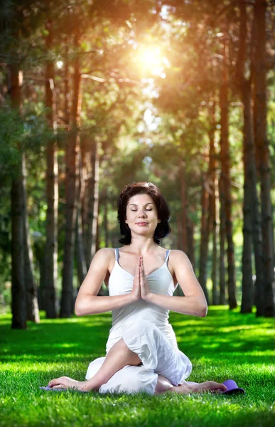 Yoga meditation in park — Stock Photo, Image